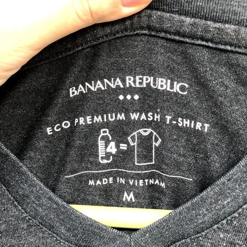 Banana Republic Short Sleeve T Shirt Mens M V-Neck Charcoal Gray‎ Eco Wash